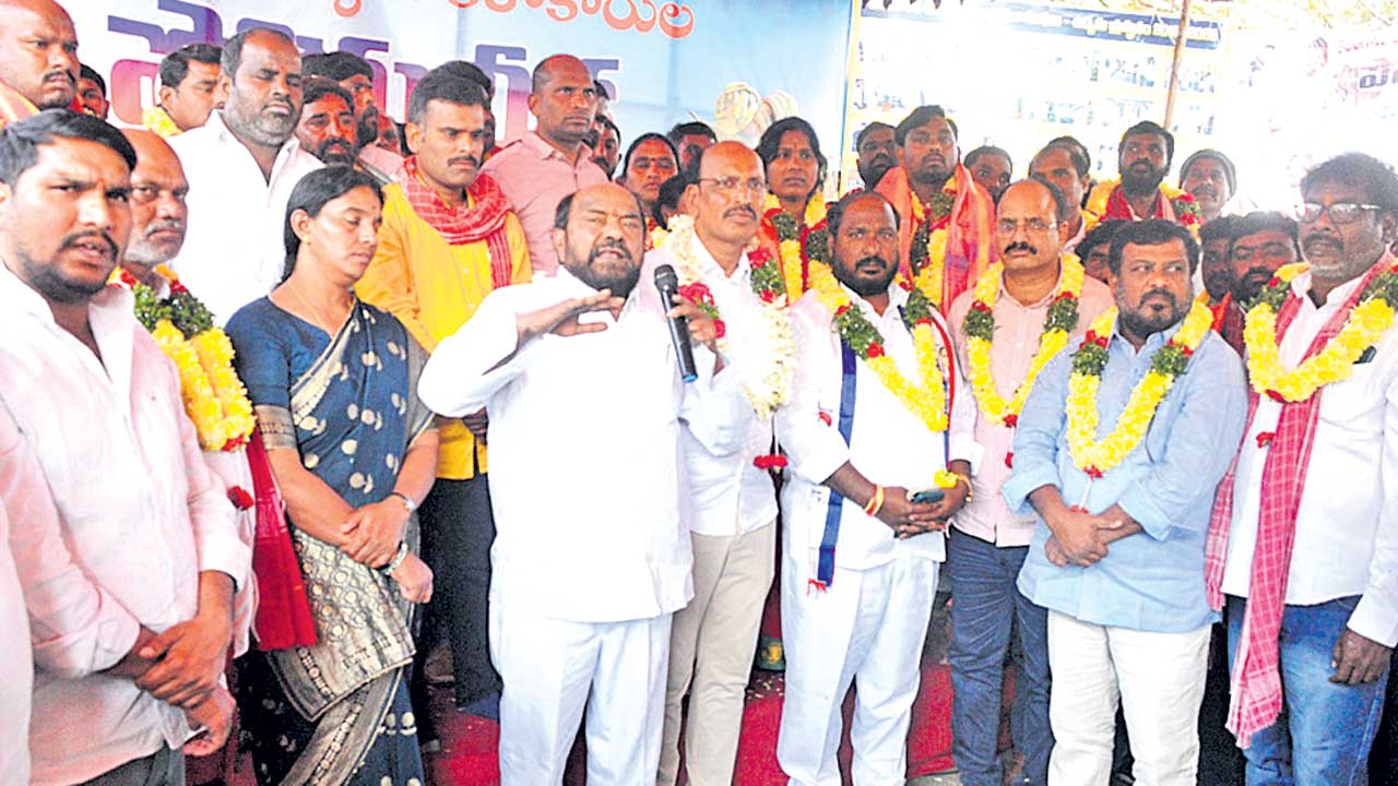 అర్హులైన కళాకారులకు ఉద్యోగాలివ్వాలి