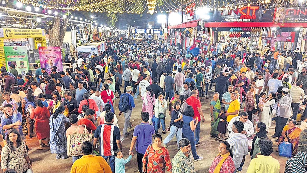 నుమాయిష్‌లో సందర్శకుల సందడి