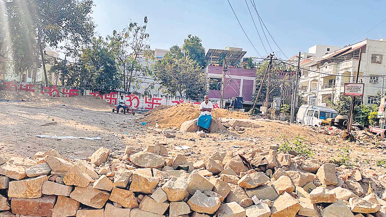 సర్కారు స్థలం ఆక్రమణకు యత్నం