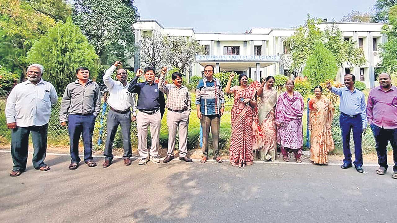 ఓయూలో కొనసాగుతున్న అధ్యాపకుల ఆందోళన