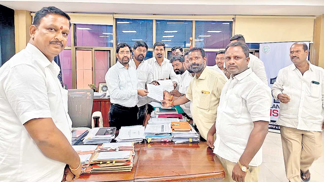 నీటి బిల్లులు మాఫీ చేయండి