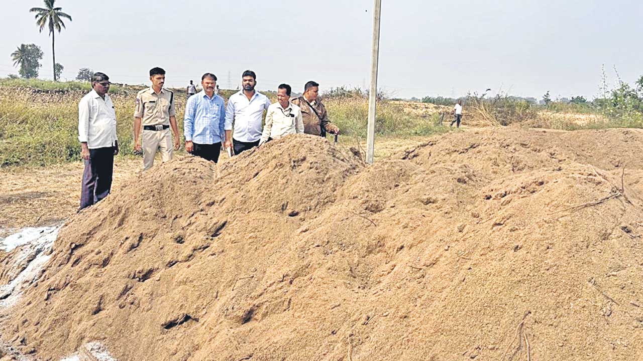 కాసులు కురిపిస్తున్న ఇసుక