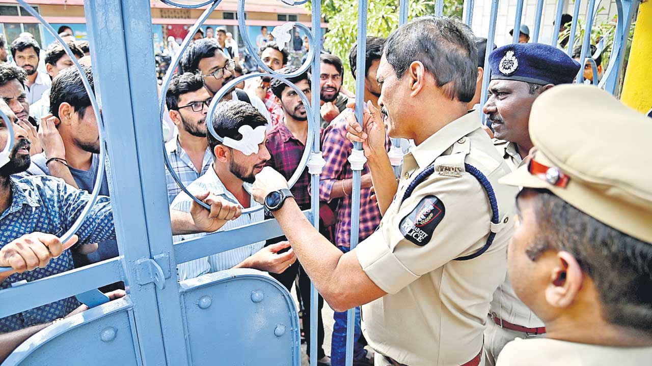 నిర్బంధం.. నిరసన