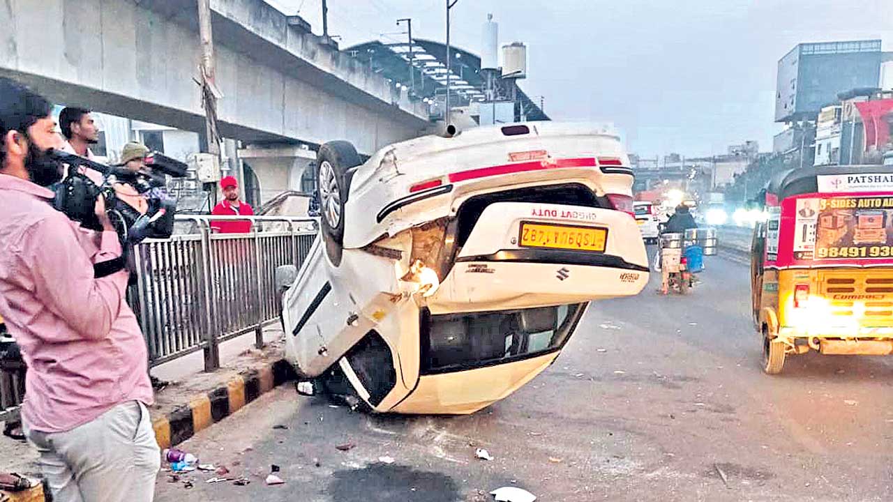 ఫ్లైఓవర్‌పై కారు పల్టీ