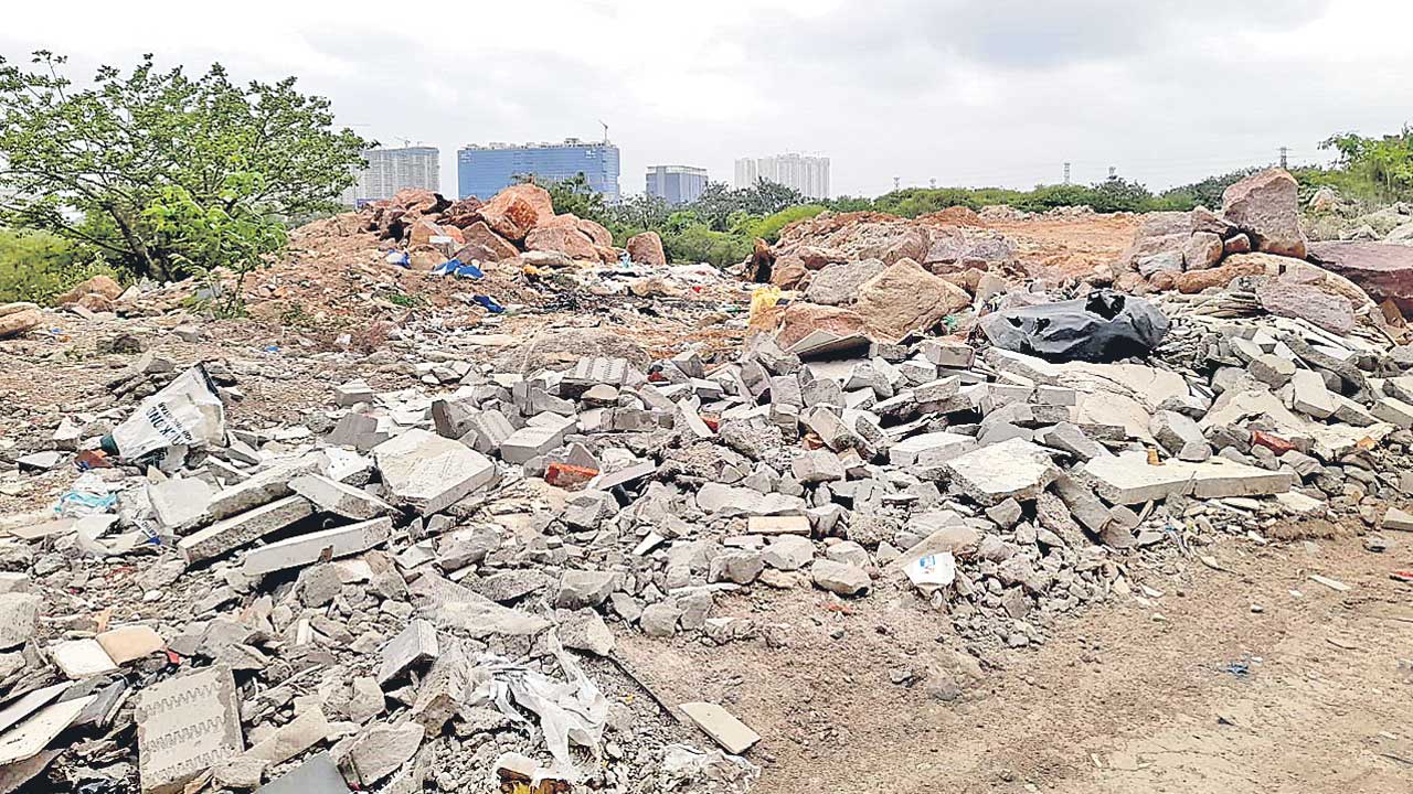 ఖాళీ స్థలాల్లో నిర్మాణ వ్యర్థాలు