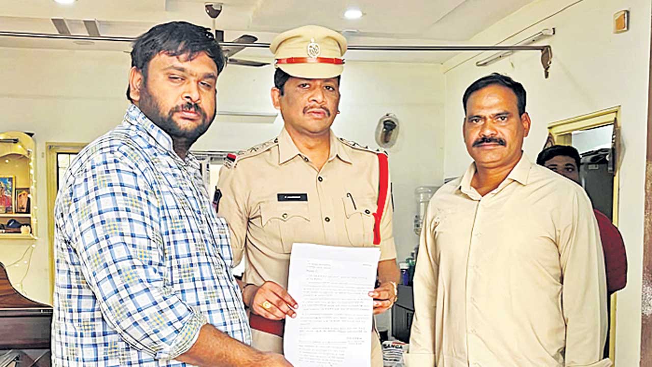 ఇంటివద్దకెళ్లి ఎఫ్‌ఐఆర్‌ అందజేత