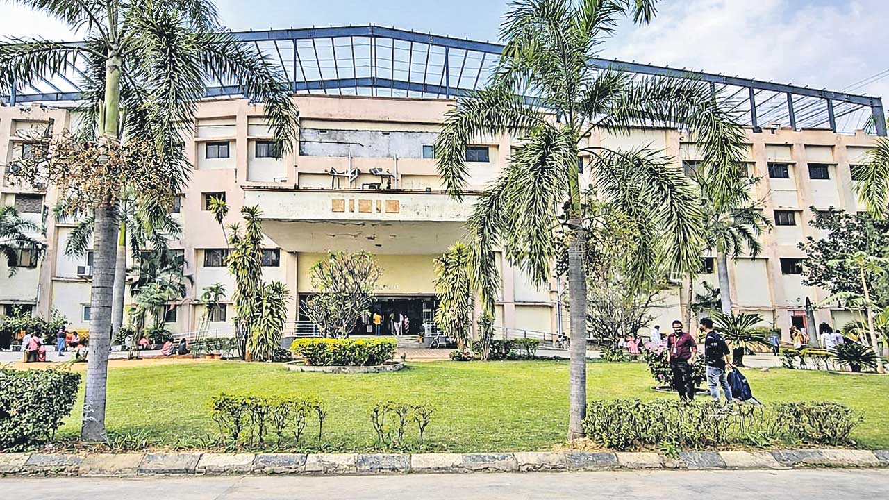 అరుంధతిలో కార్పొరేట్‌ వైద్యం