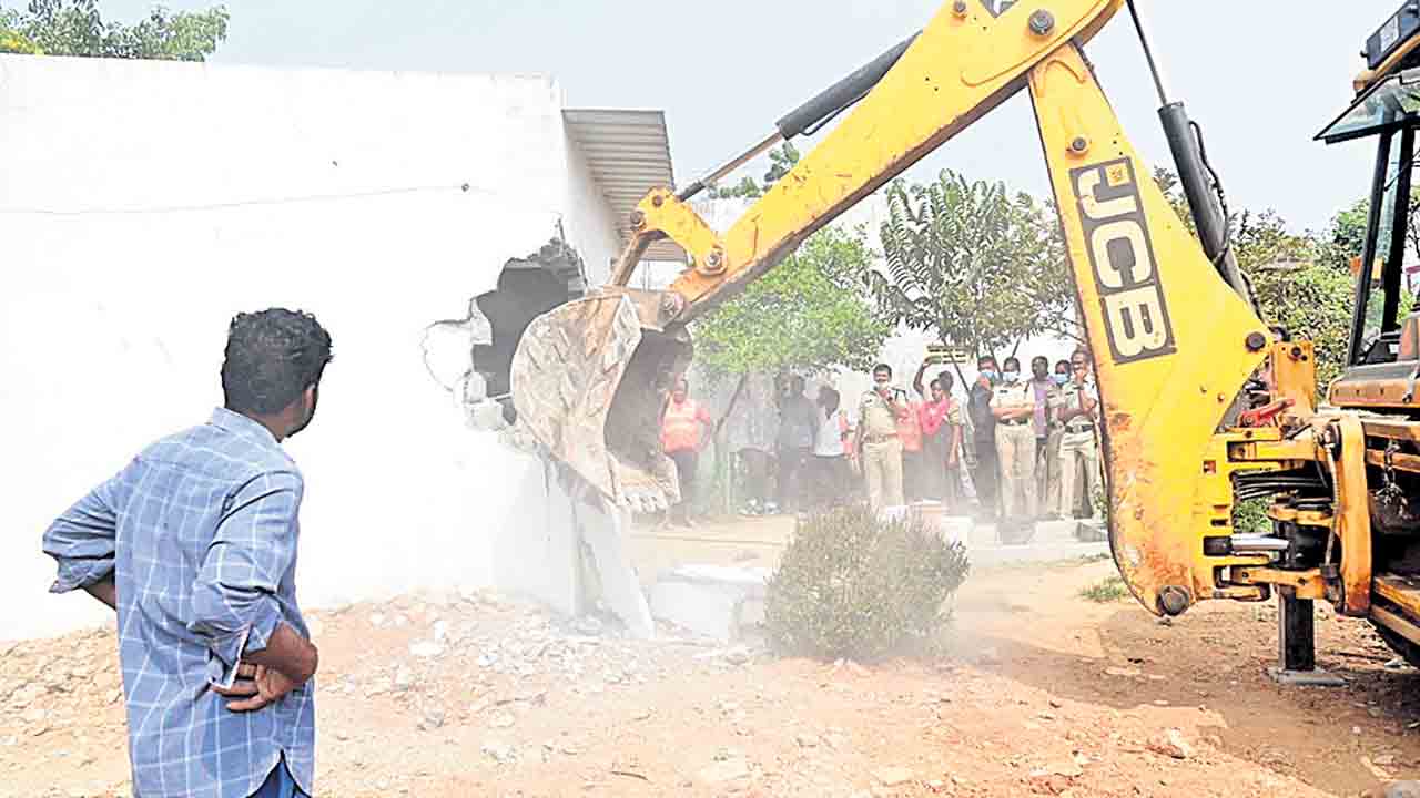 పేదల ఇండ్లపైకి కాంగ్రెస్‌ బుల్డోజర్‌