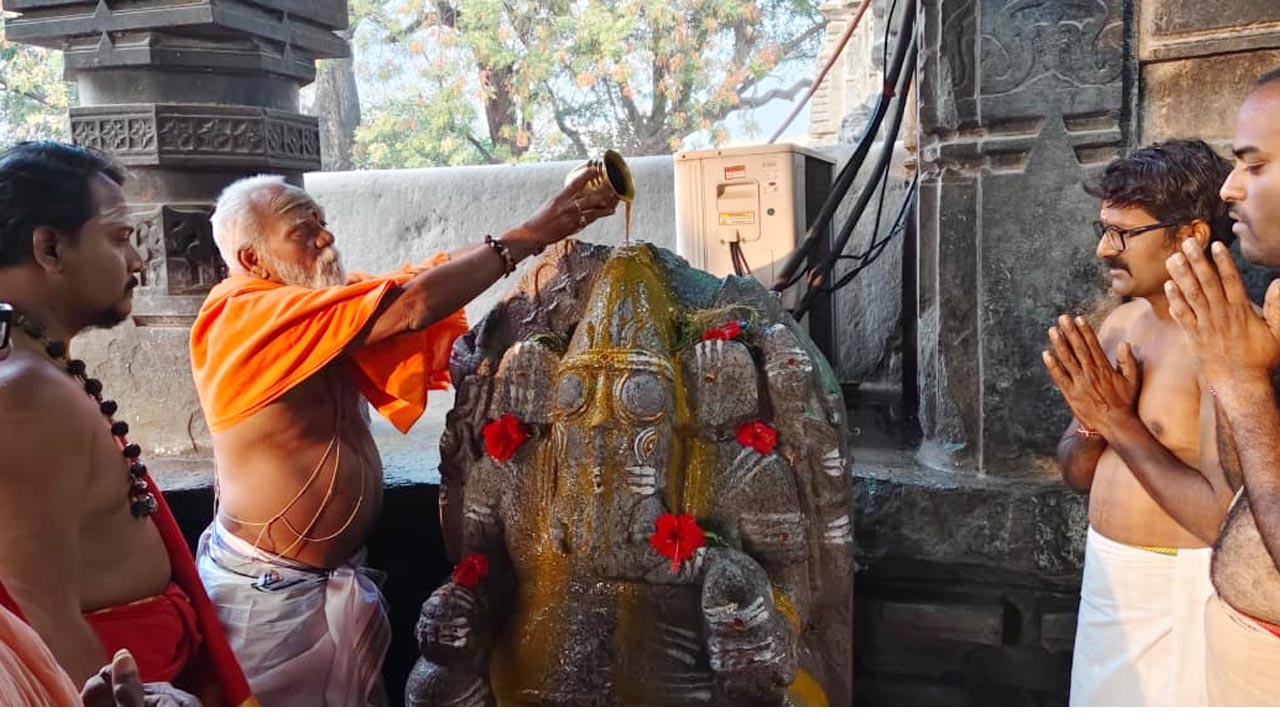 Hanamkonda | వేయిస్తంభాల దేవాలయంలో సంకటహర చతుర్థి సందర్భంగా ప్రత్యేక పూజలు
