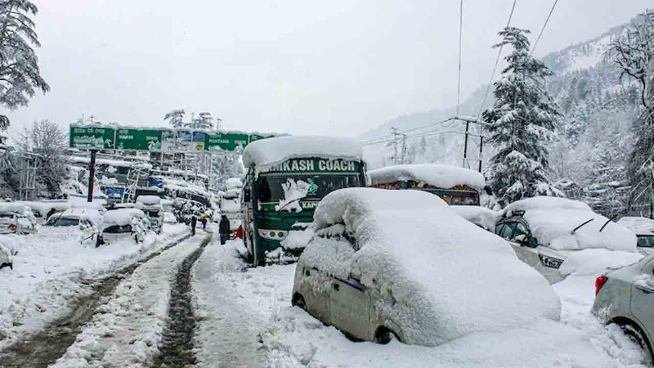 Snowfall | హిమాచల్‌లో తీవ్రమైన మంచు.. వెయ్యికిపైగా రోడ్లు మూసివేత.. చిక్కుకుపోయిన పర్యాటకులు