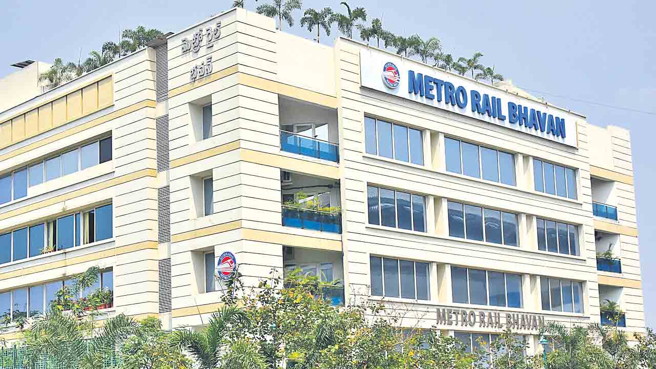 మెట్రో ఉద్యోగుల సర్వీస్‌ పొడిగింపు