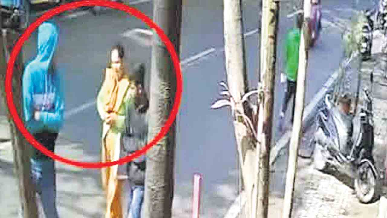 హిప్నటైజ్‌ చేసి.. బంగారం చోరీ!