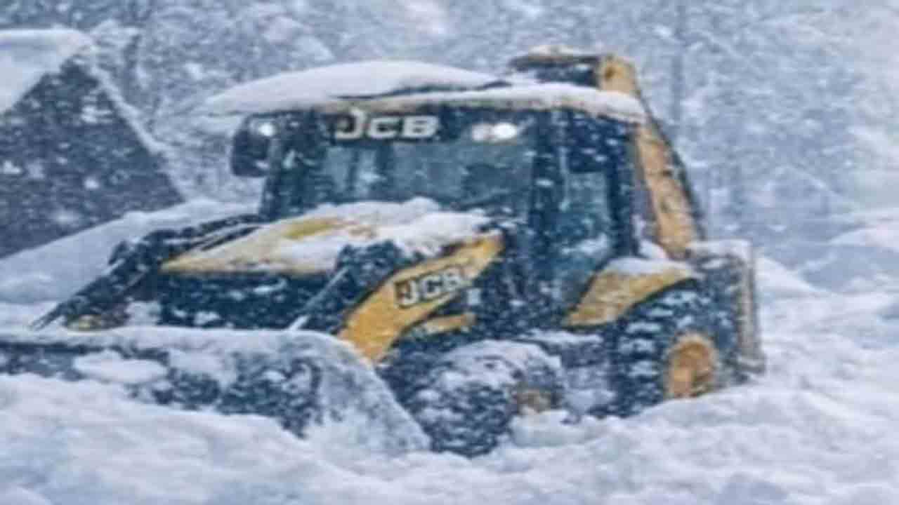 Doctor Rides Excavator To Hospital | జేసీబీలో ఆసుపత్రికి చేరుకున్న డాక్టర్‌.. ఎందుకంటే?