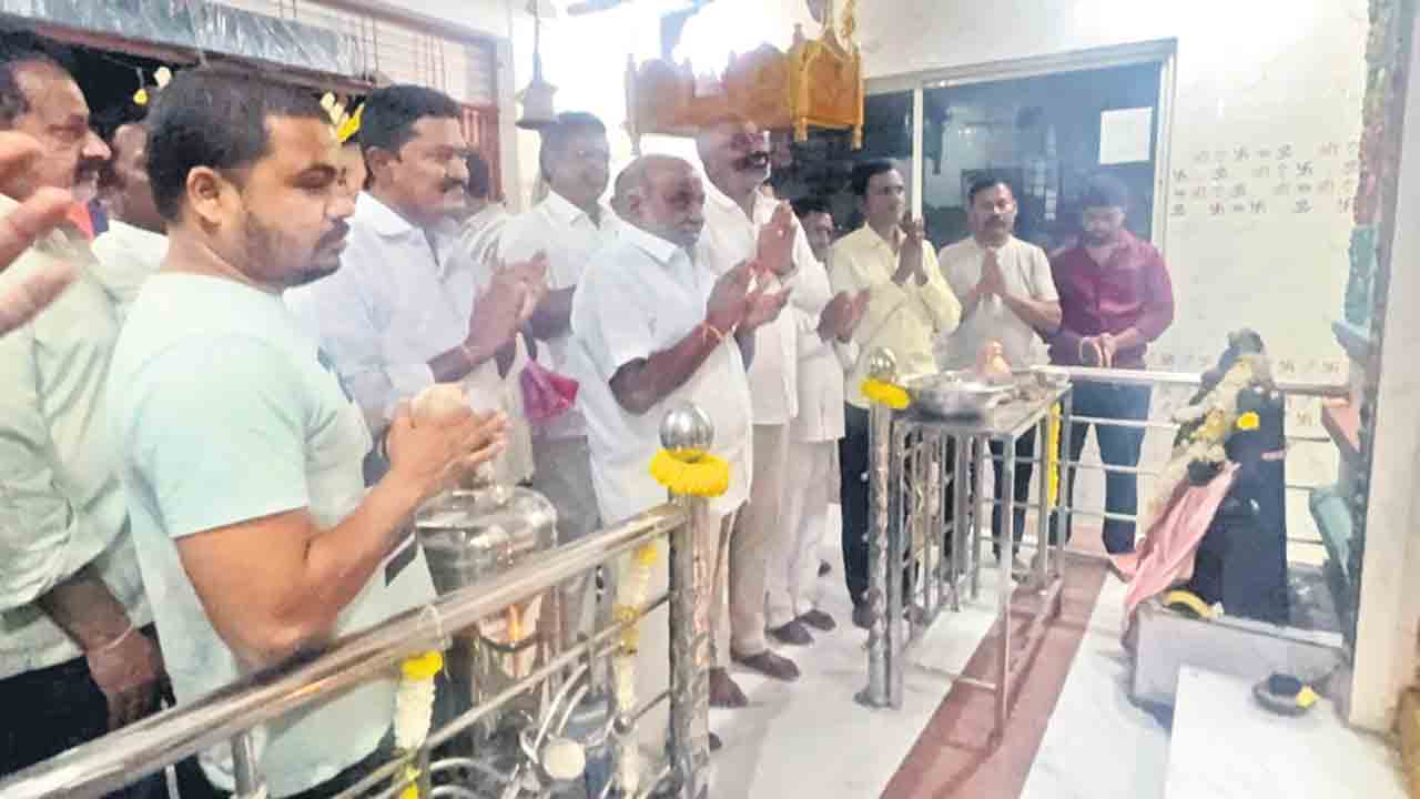 ఆధ్యాత్మిక మార్గంలో పయనించాలి