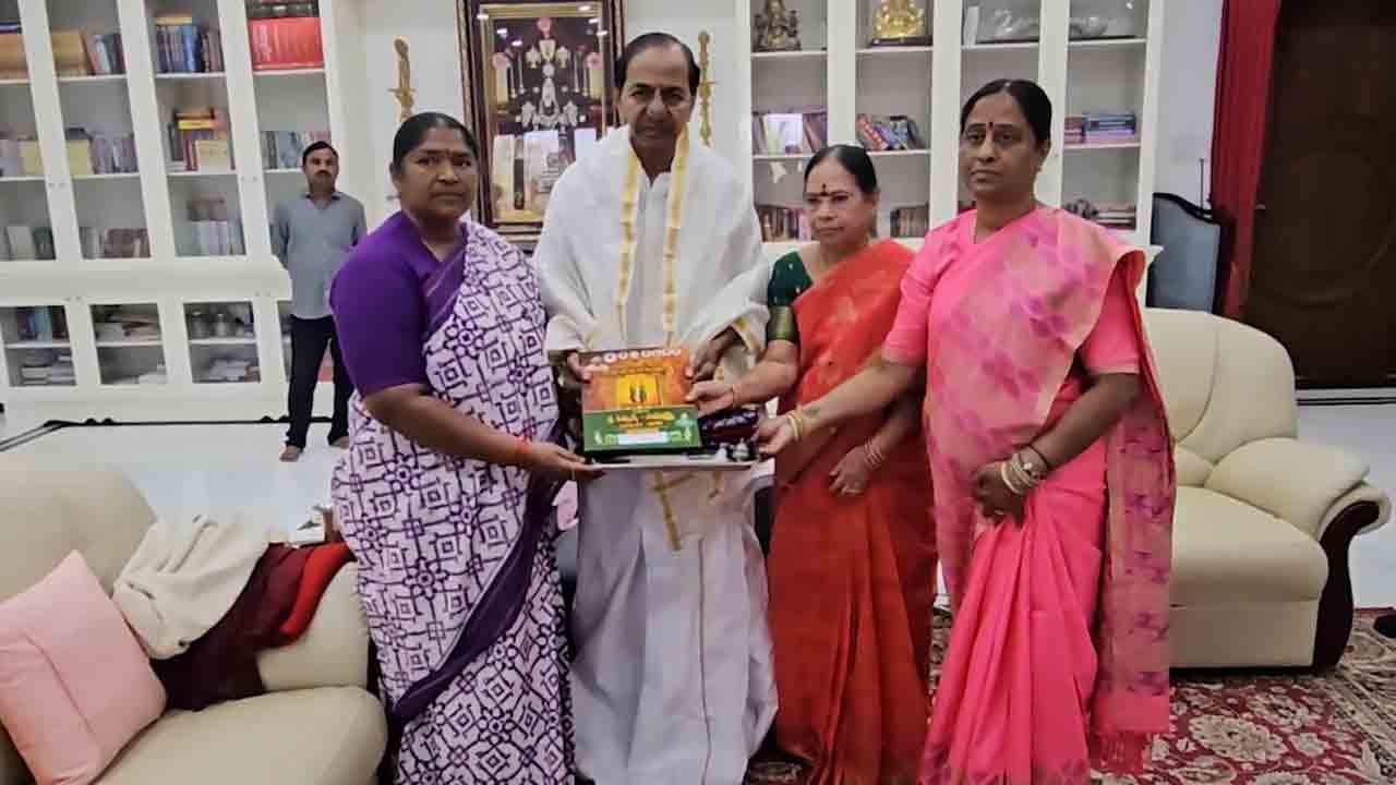 KCR | ‘బాగున్నరా అమ్మ’.. ఇంటికొచ్చిన మహిళా మంత్రులకు కేసీఆర్‌ ఆత్మీయ పలకరింపు.. Video
