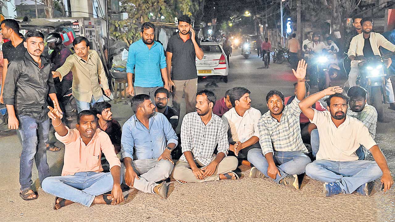 నిరుద్యోగుల మెరుపు ధర్నా