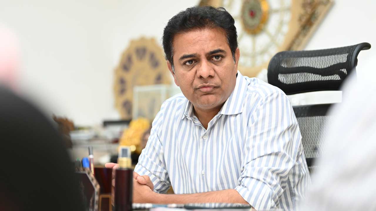 కేటీఆర్‌కు సిట్‌ నోటీసులు