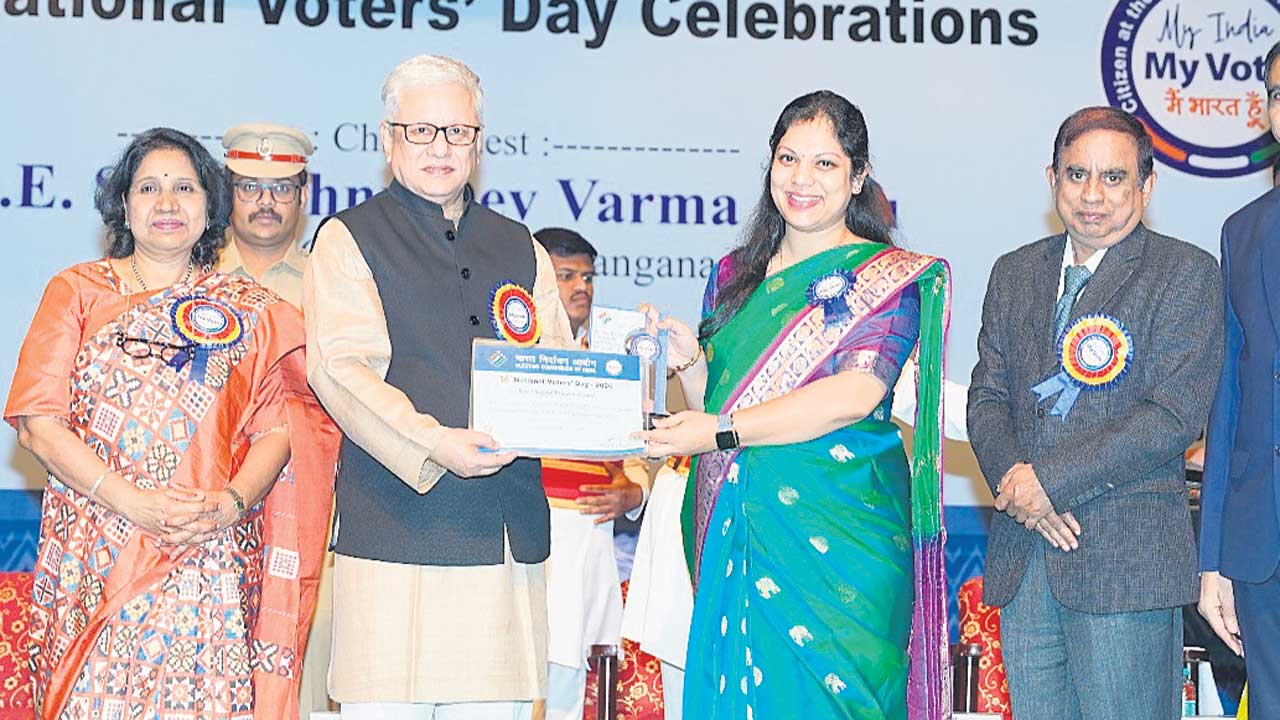 కలెక్టర్లకు బెస్ట్‌ ఎలక్ట్రోరల్‌ ప్రాక్టీసెస్‌ అవార్డులు