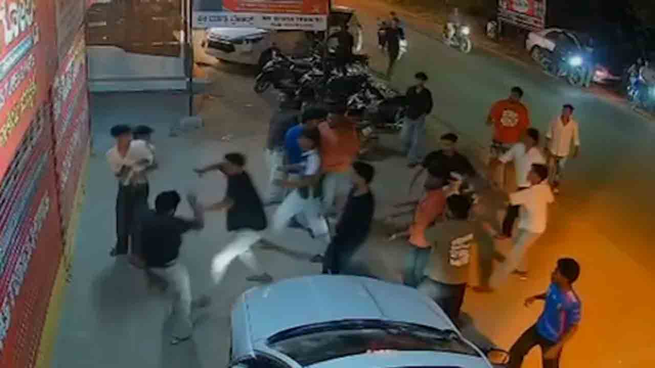 Watch: జూనియర్లపై దాడి, ర్యాగింగ్‌.. 23 మంది సీనియర్‌ విద్యార్థులపై కేసు