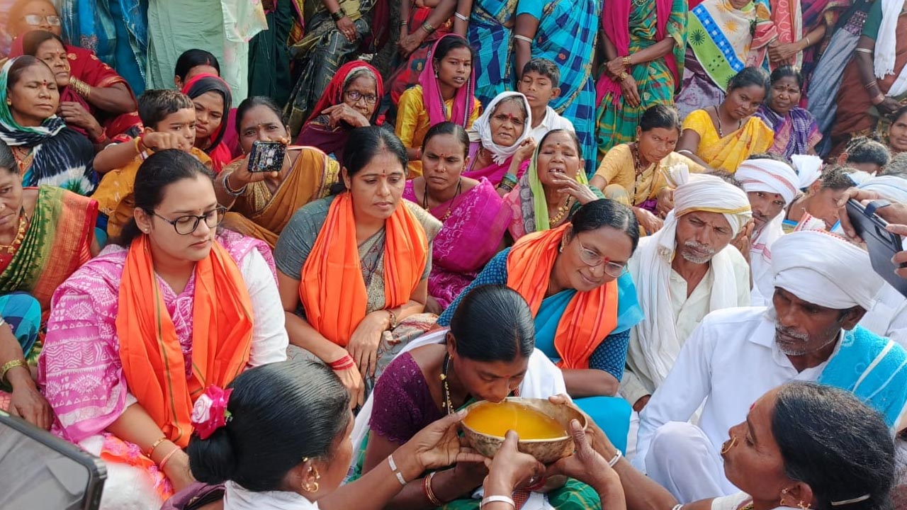 Khandev Jatara | ఖాందేవ్ జాతర ప్రారంభం..2.5 కిలోల నువ్వుల నూనె తాగిన ఆడపడుచు