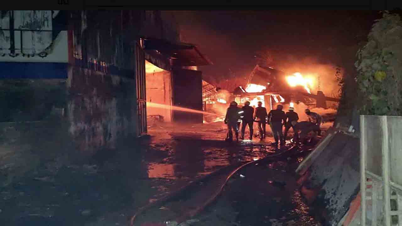 Kolkata Warehouse Fire | గోడౌన్‌లో భారీ అగ్ని ప్రమాదం.. ముగ్గురు సజీవ దహనం, ఆరుగురు అదృశ్యం
