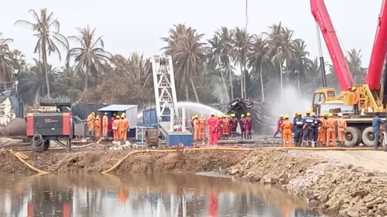 Blowout Fires Stop | ఆగిన బ్లోఅవుట్‌ మంటలు.. నిపుణుల బృందం సంబరాలు
