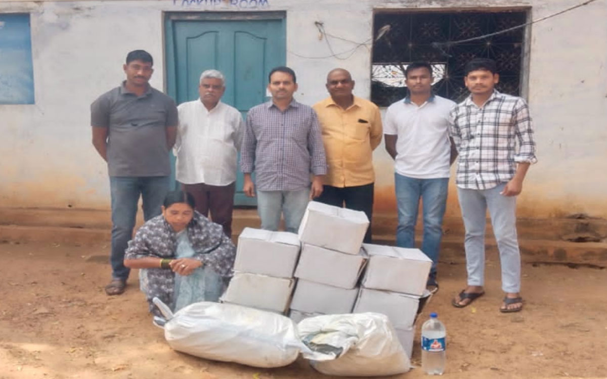 Tekulapalli : లచ్య తండాలో 180 కేజీల బెల్లం, 50 కేజీల పటిక పట్టివేత