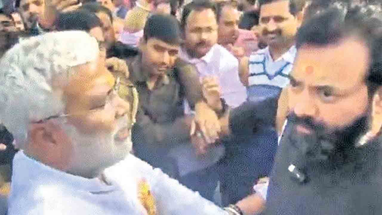 యూపీలో బీజేపీ వర్సెస్‌ బీజేపీ