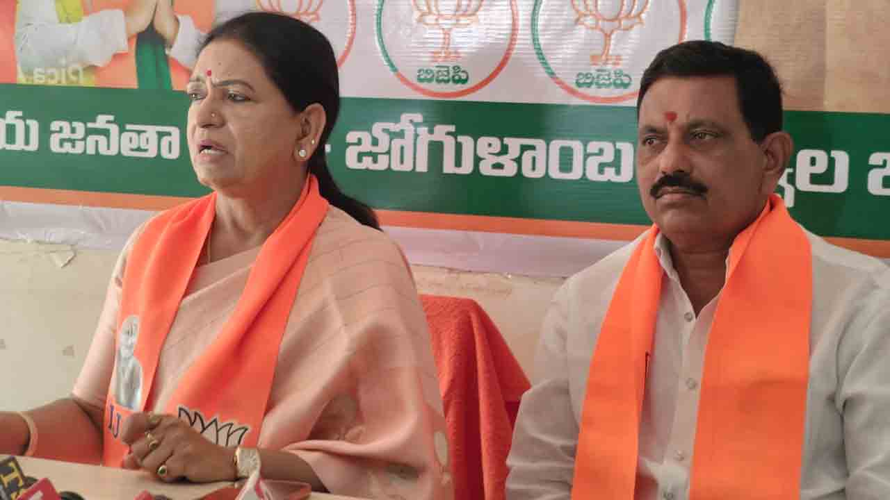 MP DK Aruna | గద్వాల ఎమ్మెల్యే ఏ పార్టీలో ఉన్నాడో ఆ పార్టీ కండువా కప్పుకొని ఎన్నికల్లో తిరగాలి : ఎంపీ డీకే అరుణ