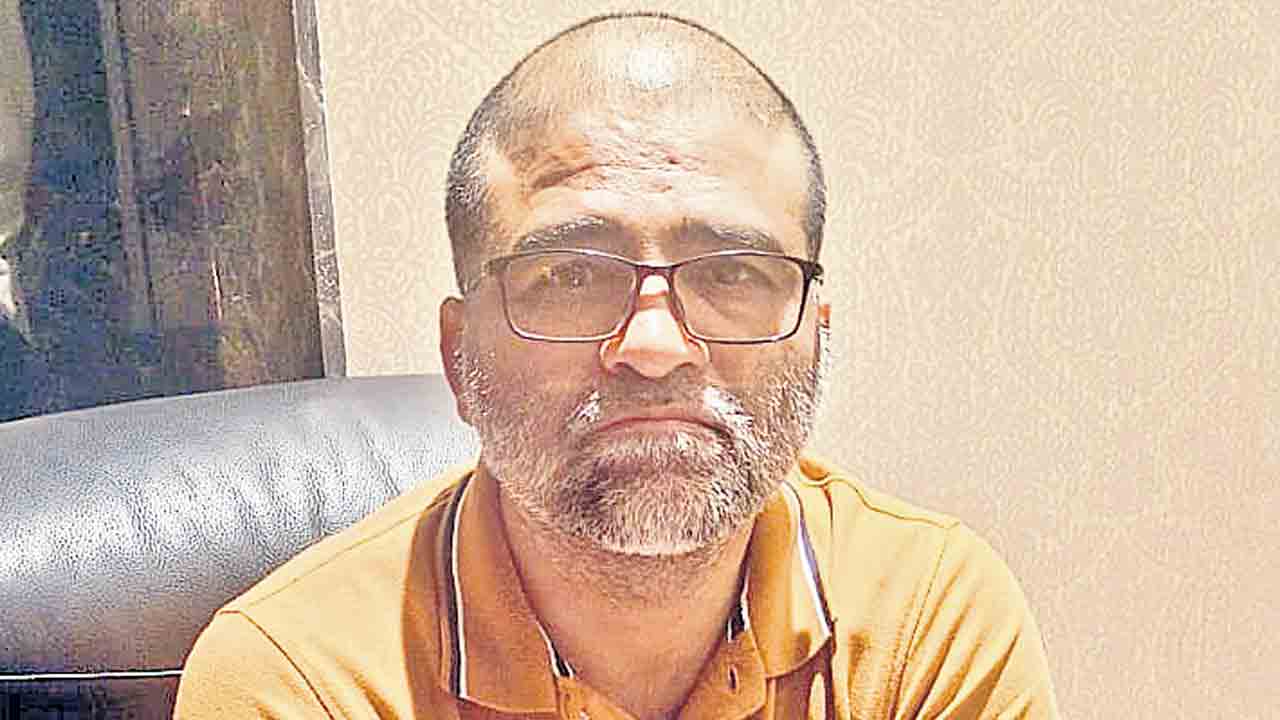 సబ్‌రిజిస్ట్రార్‌ ఆస్తులు 100 కోట్లు