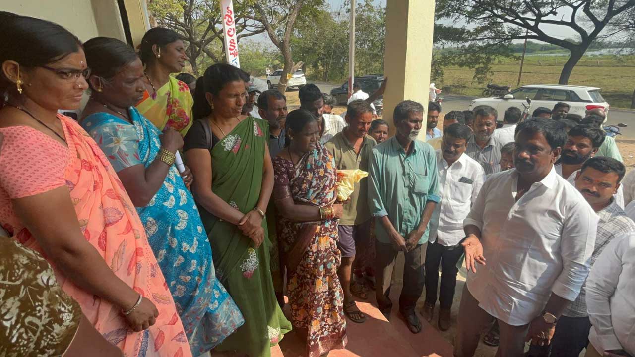 నాలుగు రోజుల నుంచి పడిగాపులు కాస్తున్నాం..