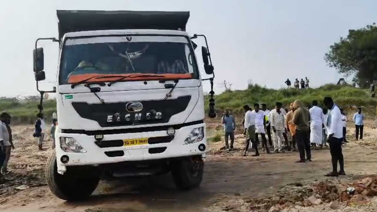 ఇసుక తరలింపు పనులు అడ్డగింత