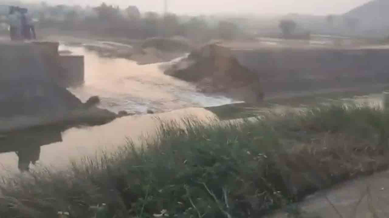 Mallanna Sagar | కాల్వకు గండిపడి నీళ్లు వృథా.. సోయిలేని పాలకులు.. Video