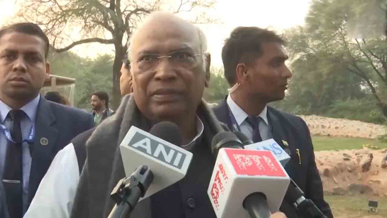 Mallikarjun Kharge | ఈ ప్రపంచం డొనాల్డ్‌ ట్రంప్‌ ముందు మోకరిల్లదు : మల్లికార్జున్ ఖర్గే