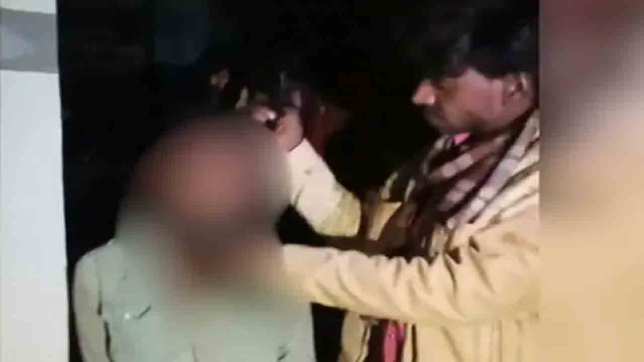 Man Forced To Drink Urine | ప్రియురాలి వద్దకు వెళ్లిన యువకుడు.. కొట్టి, మూత్రం తాగించిన ఆమె కుటుంబం