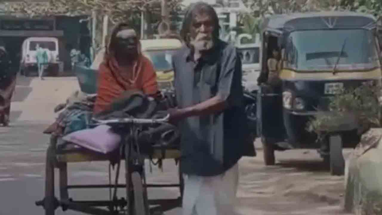 Man Pedals 300 Km By Rickshaw | పక్షవాతానికి గురైన భార్య.. చికిత్స కోసం 300 కిలోమీటర్లు రిక్కా తొక్కిన వృద్ధుడు