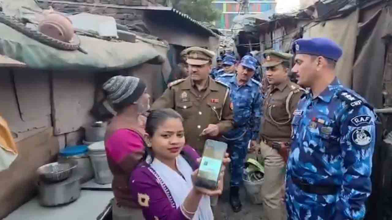 Watch: మొబైల్‌ ఫోన్‌తో వ్యక్తిని స్కాన్‌ చేసిన పోలీస్‌.. బంగ్లాదేశీయుడో కాదో గుర్తిస్తుందని   వెల్లడి