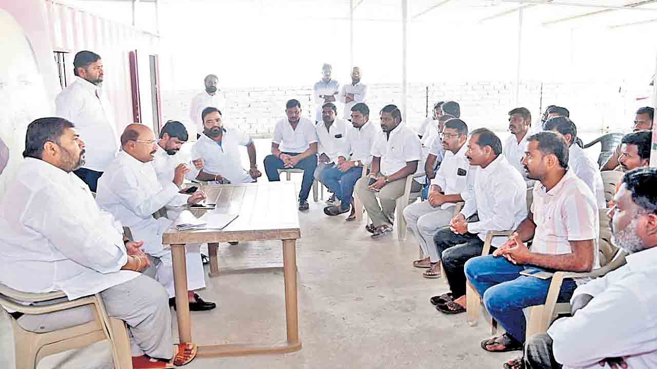 ఓంకారేశ్వర భూముల జోలికొస్తే ఊరుకోం