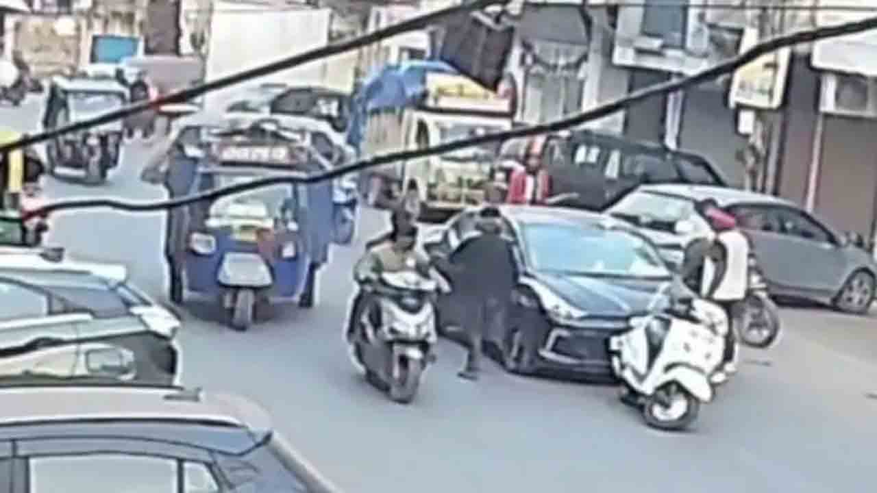 Watch: బిజీ రోడ్డులో కారును అడ్డుకుని.. మహిళను కిడ్నాప్‌