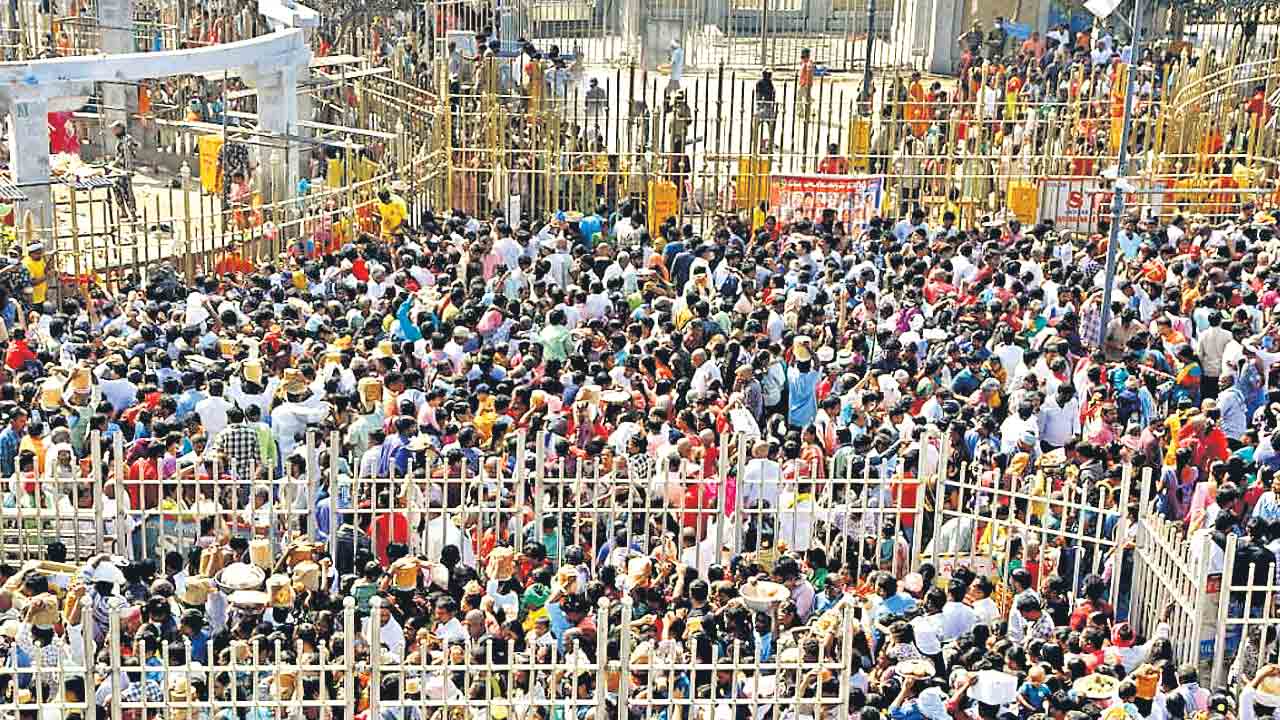 మేడారానికి పోటెత్తిన భక్తజనం