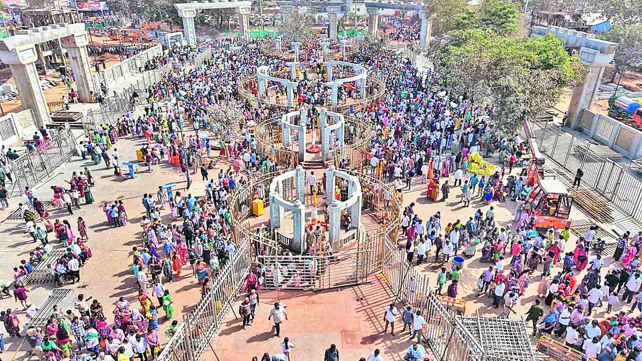 కిక్కిరిసిన మేడారం