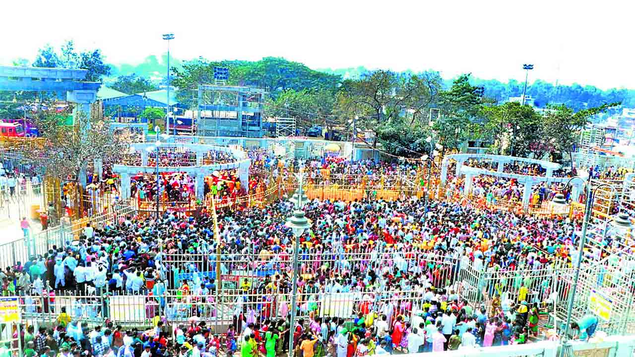 మేడారానికి పోటెత్తిన భక్తులు