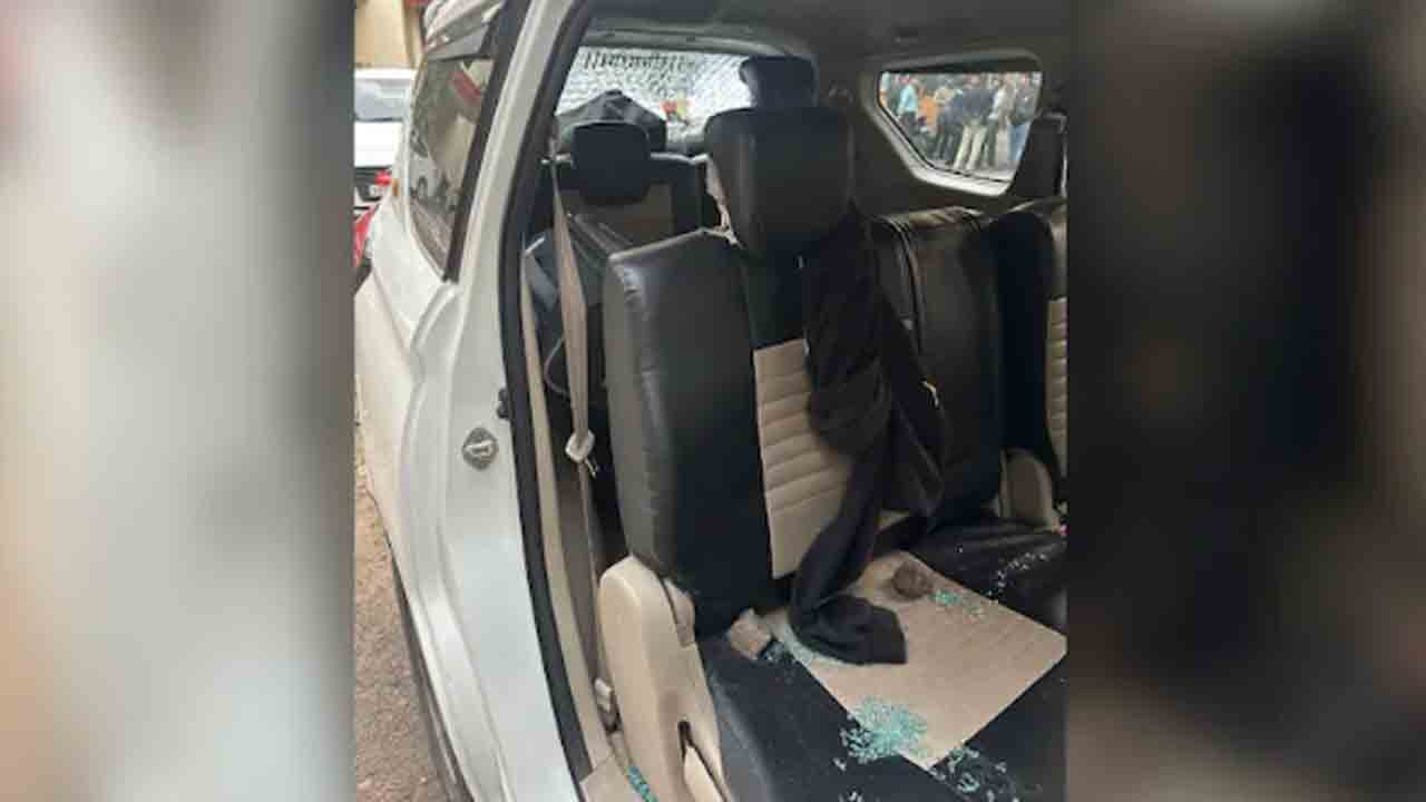 Men Attack Police Vehicle | నేరస్తుడ్ని విడిపించేందుకు.. పోలీస్‌ వాహనంపై దాడి