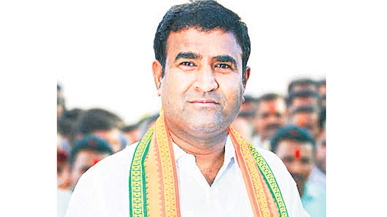 నీతులు చెప్పి.. నీతి తప్పి!