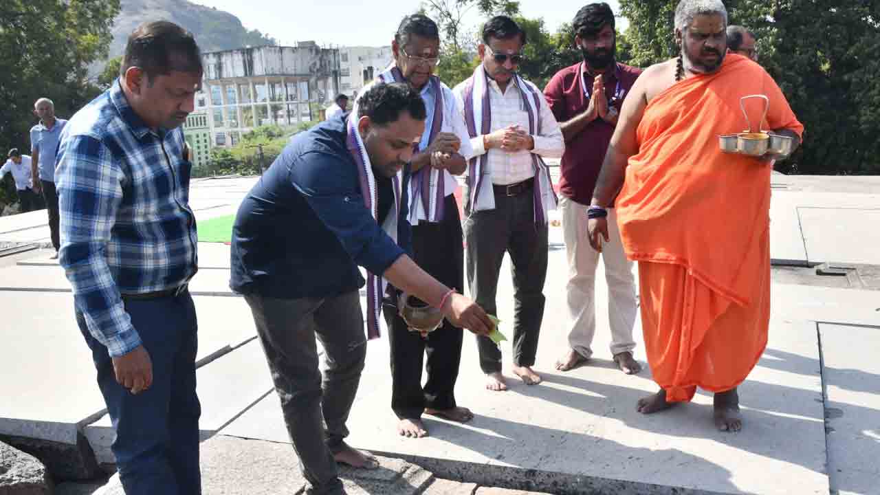 Hanumakonda | వేయిస్తంభాల ఆలయంలో అభివృద్ధి పనులను ప్రారంభించిన నిఖిల్‌దాస్