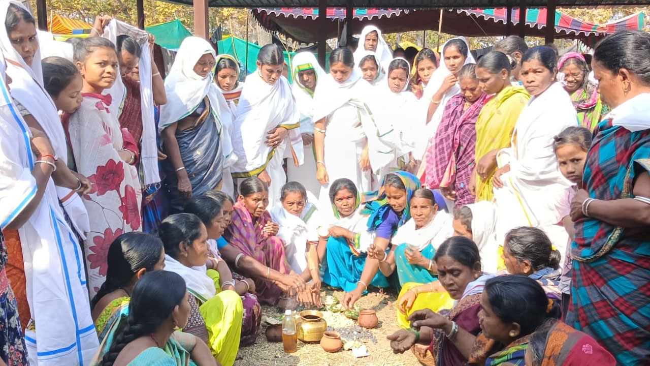 Nagoba Jatara | నాగోబా జాతరలో పోటెత్తిన భక్తులు .. కొనసాగుతున్న సంప్రదాయ పూజలు
