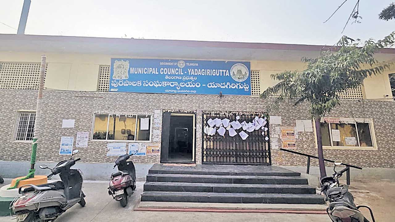 జాబితాలోనే పేర్లు.. ఓటర్లేమో లేరు