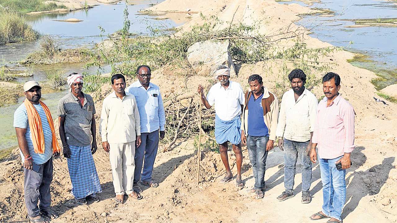 ఇసుక దందాకు రైతుల అడ్డుకట్ట