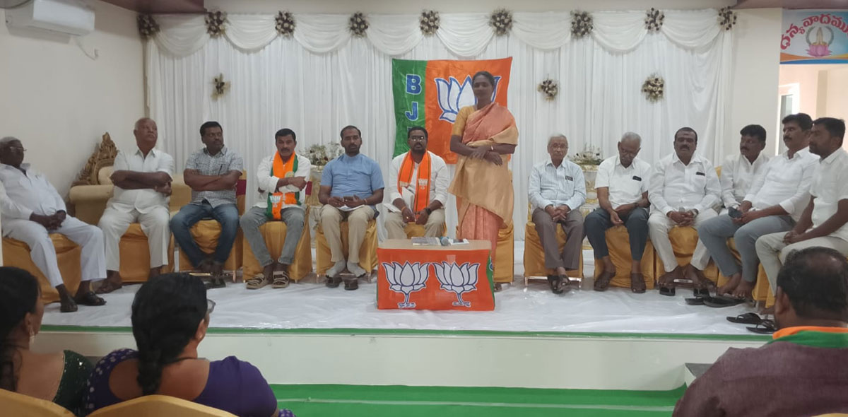 Huzurabad | పార్టీ పటిష్టతకు కార్యకర్తలు కృషి చేయాలి.. బీజేపీ మహిళా మోర్చా రాష్ట్ర ప్రధాన కార్యదర్శి గుర్రాల నిర్మల రెడ్డి