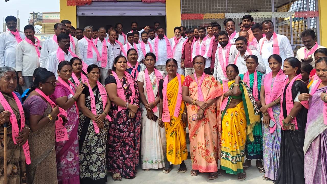 Pailla Shekar Reddy | ముక్తాపూర్‌లో కాంగ్రెస్‌కు భారీ షాక్.. మాజీ ఎమ్మెల్యే పైళ్ల శేఖర్ రెడ్డి సమక్షంలో 30 మంది బిఆర్ఎస్‌లో చేరిక